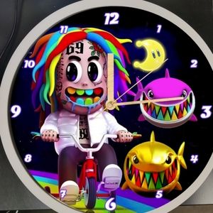 Tekashi on rainbow clock